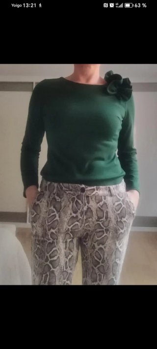 Camiseta verde manga larga con flor