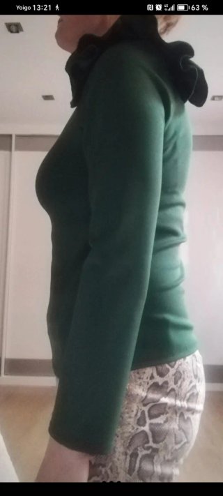 Camiseta verde manga larga con flor