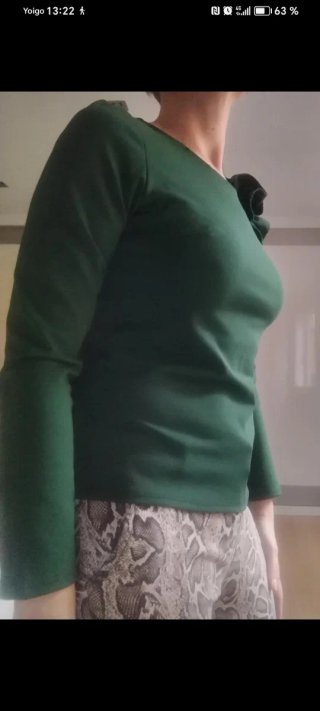 Camiseta verde manga larga con flor