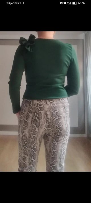Camiseta verde manga larga con flor