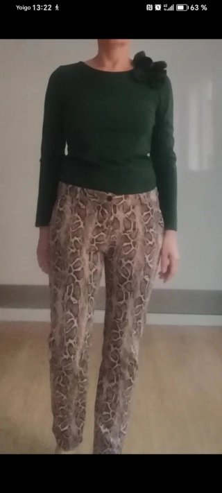 Camiseta verde manga larga con flor