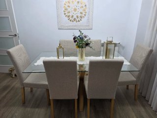 Sillas de comedor beige y madera