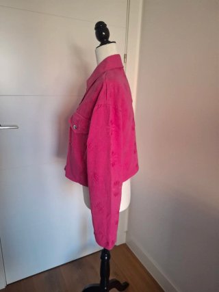 Cazadora vaquera rosa bordada. Rosa fucsia. TU