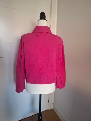Cazadora vaquera rosa bordada. Rosa fucsia. TU