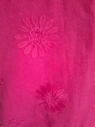 Cazadora vaquera rosa bordada. Rosa fucsia. TU