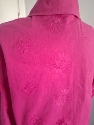 Cazadora vaquera rosa bordada. Rosa fucsia. TU
