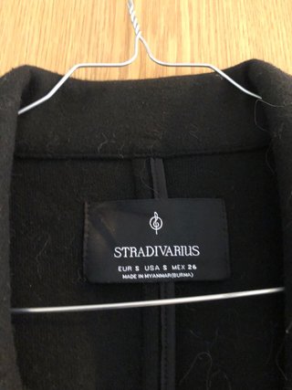 Abrigo negro Stradivarius