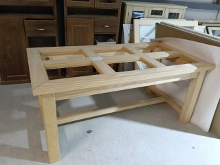 Mesa de madera maciza sin acabado