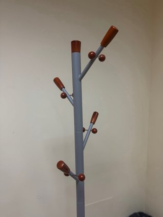 Perchero de pie metal y madera
