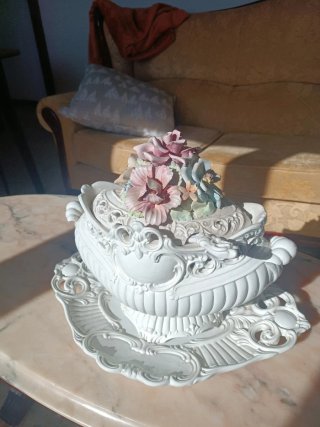 Sopera de porcelana italiana con flores
