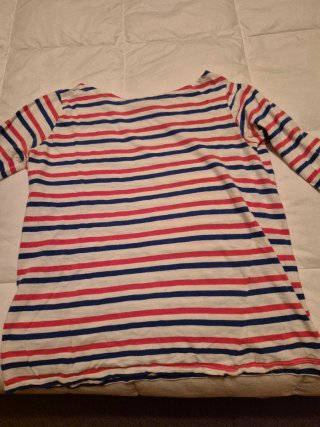 Camiseta de rayas azul, roja y blanca