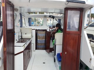 Barco con timón de madera y consola