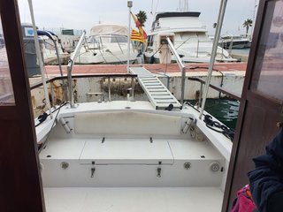Barco con timón de madera y consola