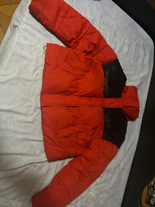 Plumífero Bershka rojo y negro
