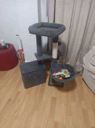 Árbol rascador para gatos con cesta y juguetes