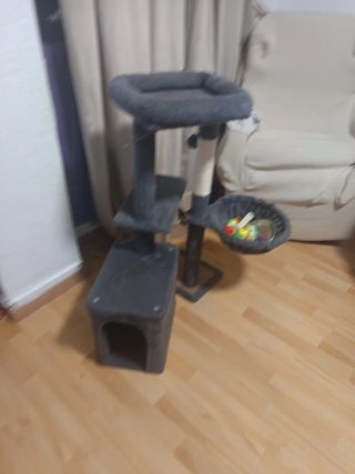 Árbol rascador para gatos con cesta y juguetes