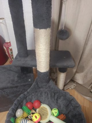 Árbol rascador para gatos con cesta y juguetes