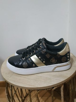 Zapatillas Guess Negras y Doradas