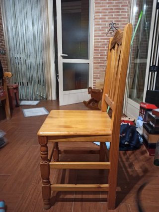 Seis sillas de madera maciza