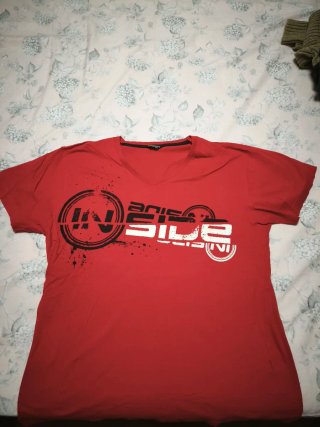 Camiseta roja con estampado