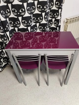 Mesa y 2 sillas moradas