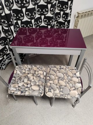 Mesa y 2 sillas moradas