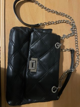 Bolso negro Stradivarius con cadena