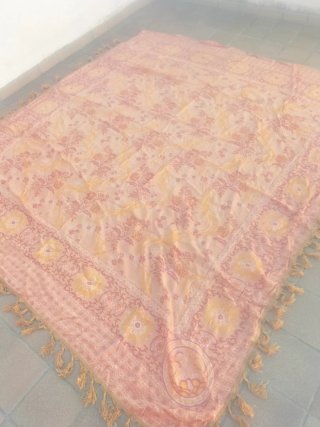 Colcha antigua damasco oro y rosa