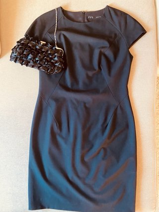 VESTIDO NEGRO ENTALLADO