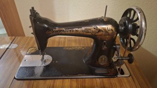 Máquina de coser Singer antigua con mueble