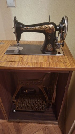 Máquina de coser Singer antigua con mueble