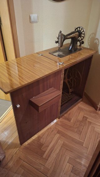 Máquina de coser Singer antigua con mueble