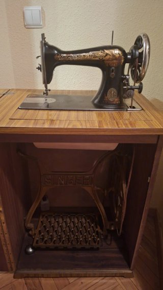 Máquina de coser Singer antigua con mueble