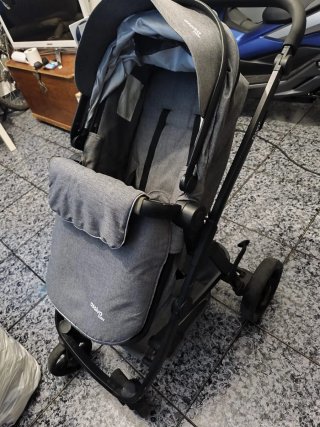 Carrito de bebé gris
