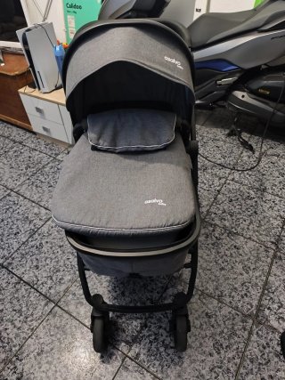 Carrito de bebé gris