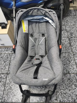 Carrito de bebé gris