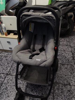 Carrito de bebé gris