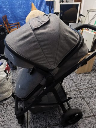 Carrito de bebé gris