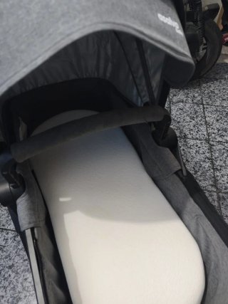 Carrito de bebé gris