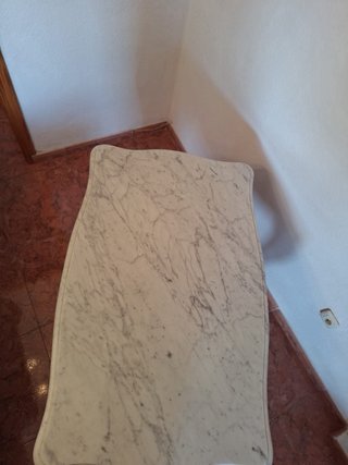 Mesa de madera con tapa de mármol
