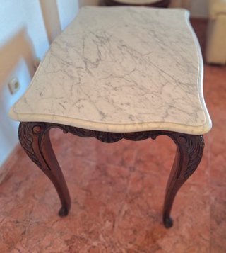 Mesa de madera con tapa de mármol