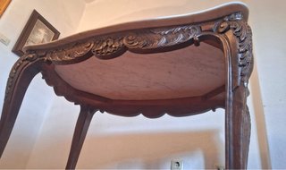 Mesa de madera con tapa de mármol