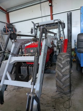 Tractor MF4260 con pala frontal y aperos