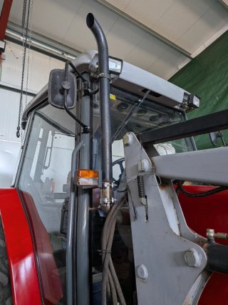 Tractor MF4260 con pala frontal y aperos
