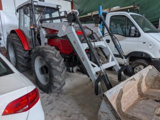 Tractor MF4260 con pala frontal y aperos