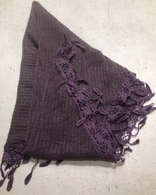 Pañuelo triangular de punto morado
