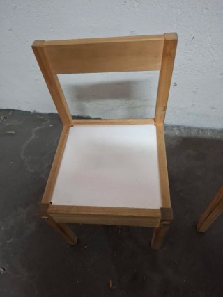 Mesa y 2 sillas infantiles madera
