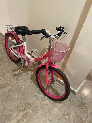 Bicicleta infantil rosa con cesta