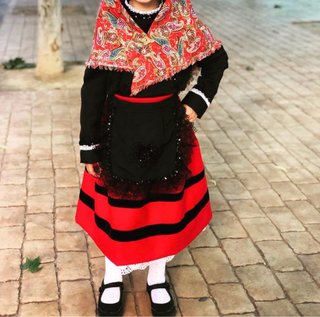 Traje tradicional riojano negro y rojo