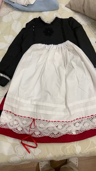 Traje tradicional riojano negro y rojo